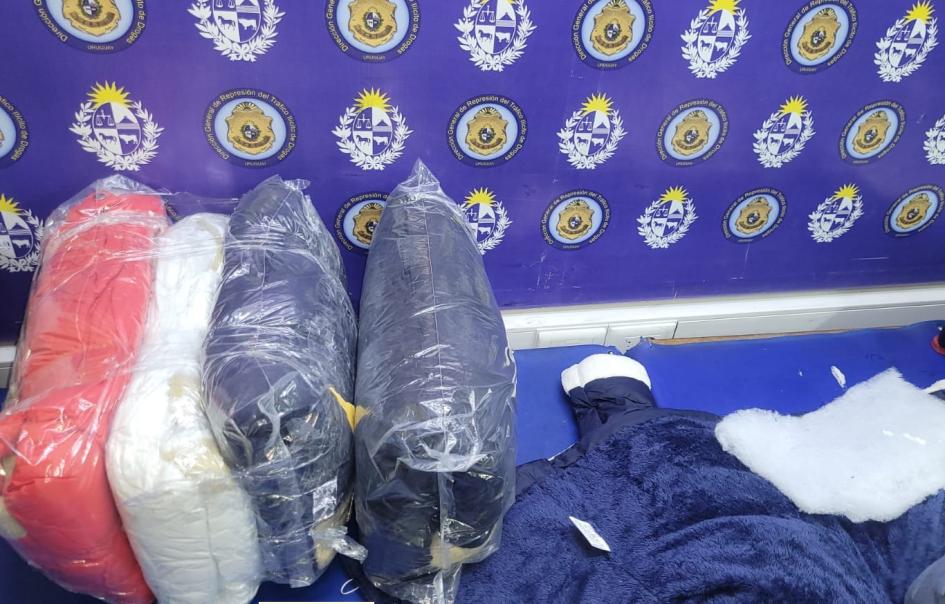 Incautan casi 3 kilos de cocaína camuflados en ropa y carteras enviados desde Uruguay a Asia