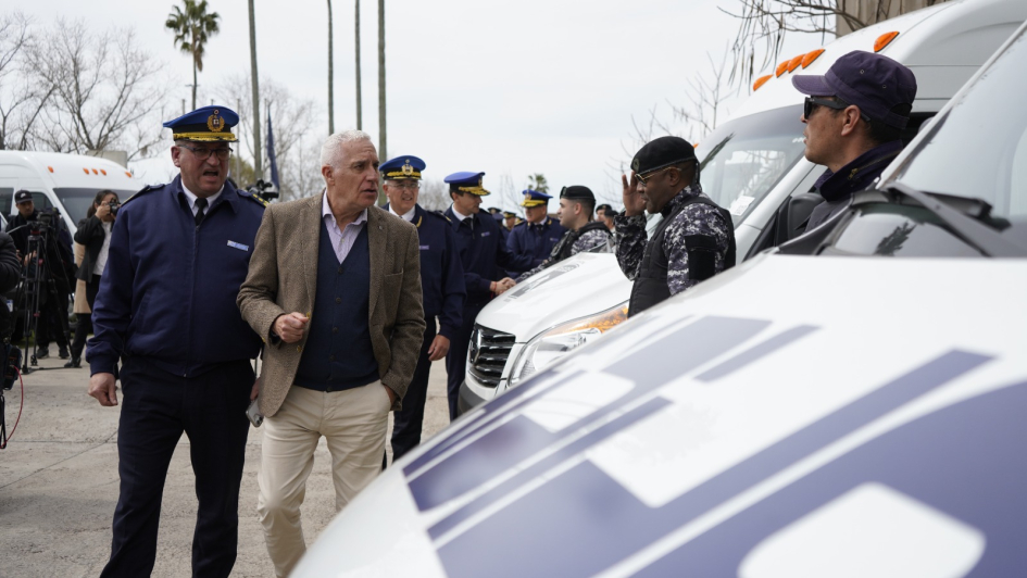 Ministro saludando a los efectivos