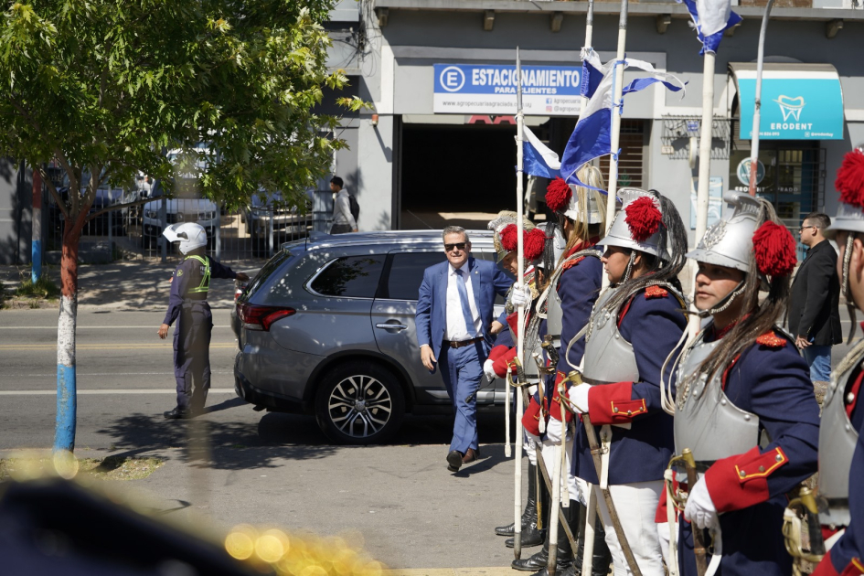 Prosecretario de la Presidencia ingresando a la Plaza de la Policía Prosecretario de la Presidencia ingresando a la Plaza de la Policía