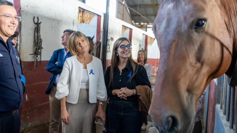 Ministra Interina recorriendo las caballerizas 