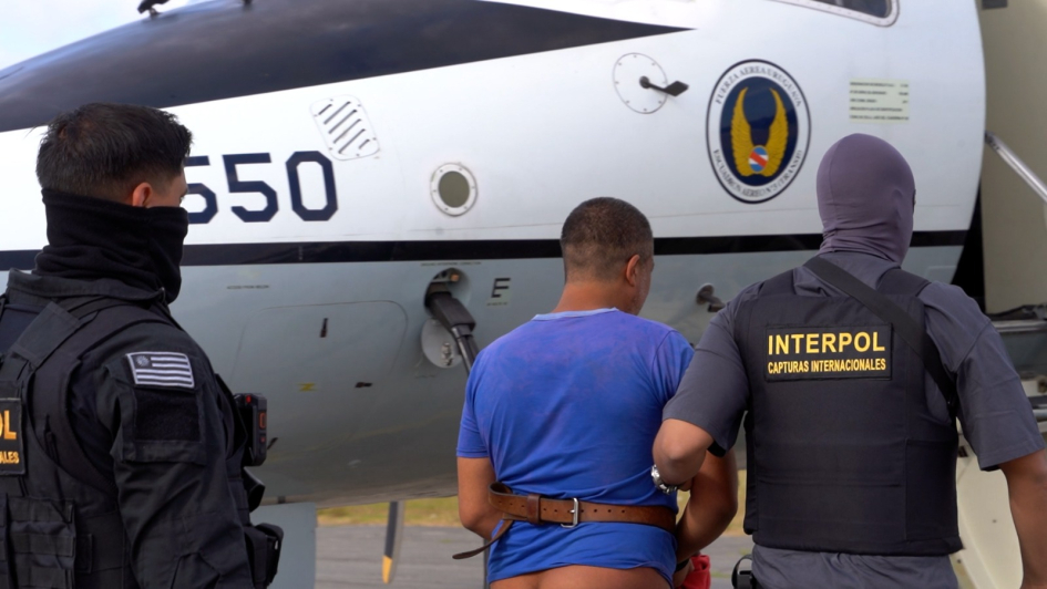 Policía de Interpol Uruguay con el extraditado Policía de Interpol Uruguay con el extraditado