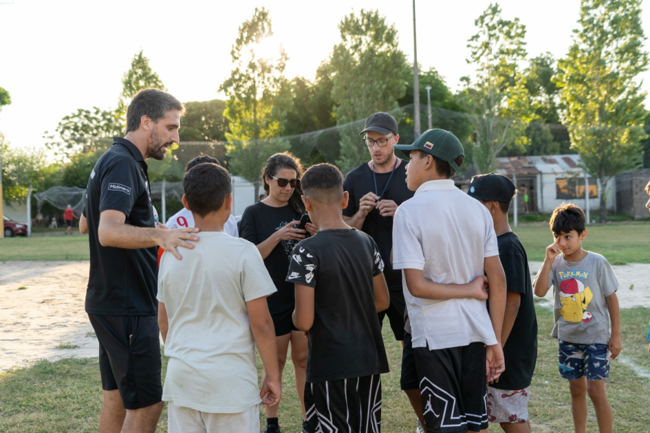 Jóvenes con los profesores del programa Pelota al Medio 
