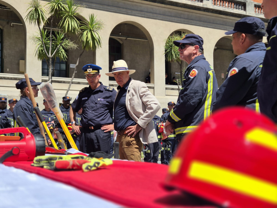 Autoridades observan el equipamiento entregado a los bomberos Autoridades observan el equipamiento entregado a los bomberos