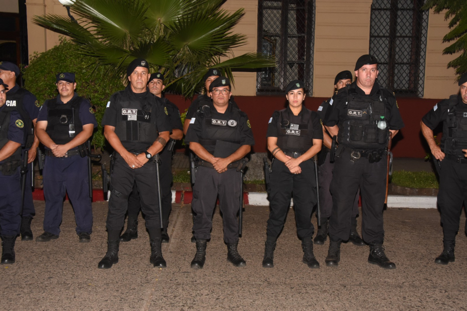Policías formados frente a la Jefatura de Artigas