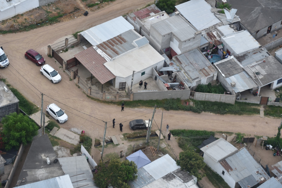 foto aérea del despliegue policial durante los allanamientos foto aérea del despliegue policial durante los allanamientos