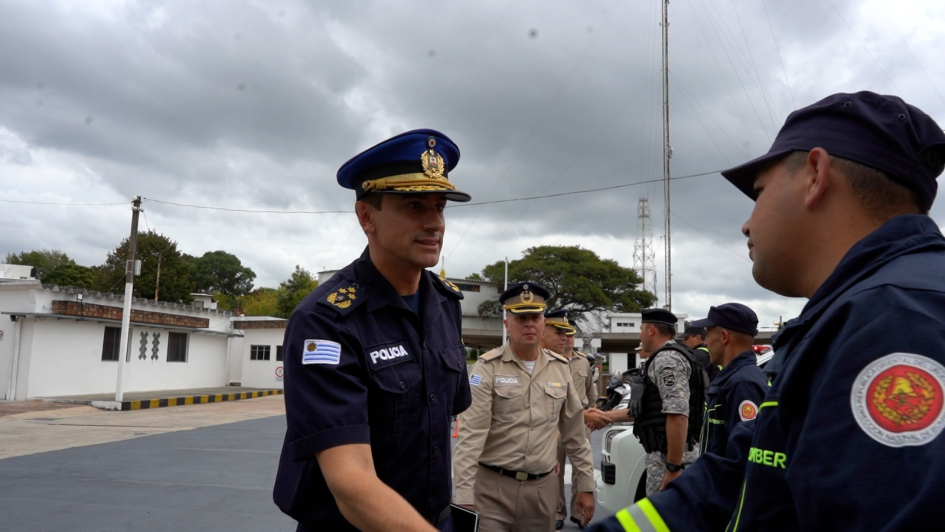 Subdirector de las Policía Nacional Director de Caminera saludando a los efectivos formados Subdirector de las Policía Nacional Director de Caminera saludando a los efectivos formados