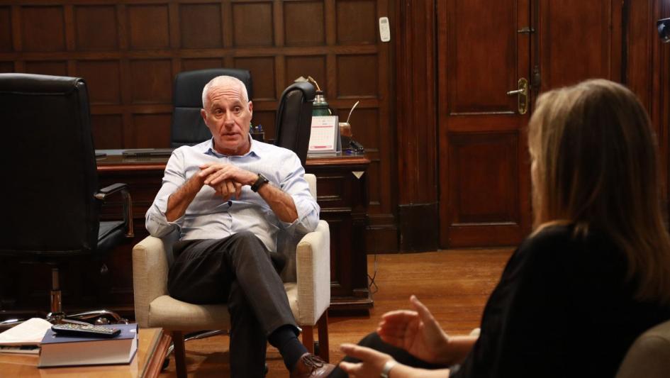 Ministro Carlos Negro durante la reunión con la Intendenta de Canelones Ministro Carlos Negro durante la reunión con la Intendenta de Canelones