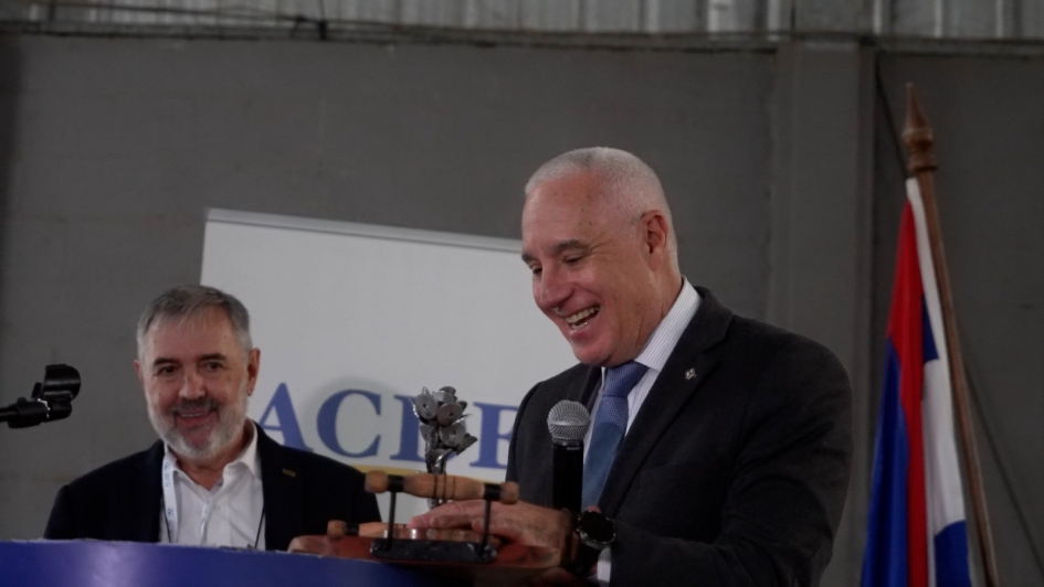 Ministro recibiendo reconocimiento 