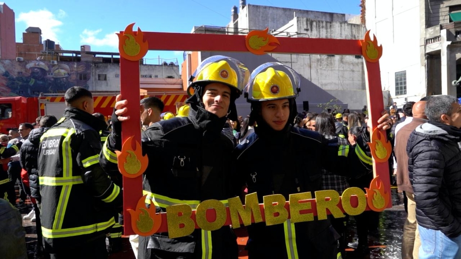 Egresan 134 bomberos en una emotiva ceremonia marcada por el recuerdo y el deber