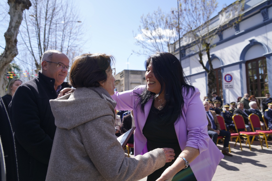 Directora de Género entrega reconocimiento a Susana Amilivia, sobrina de Blanca Josefa Deubaldo