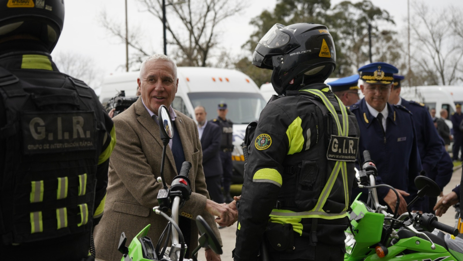 Ministro saludando a los efectivos