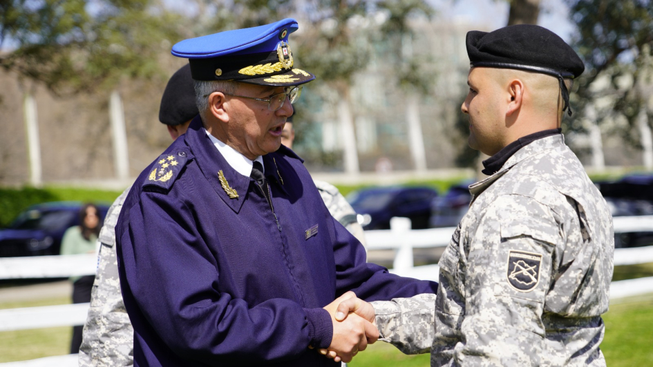 Autoridades entregan reconocimiento a policías Autoridades entregan reconocimiento a policías