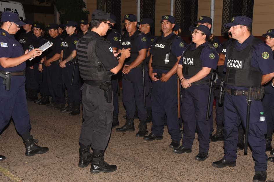 Policías formados frente a la Jefatura de Artigas