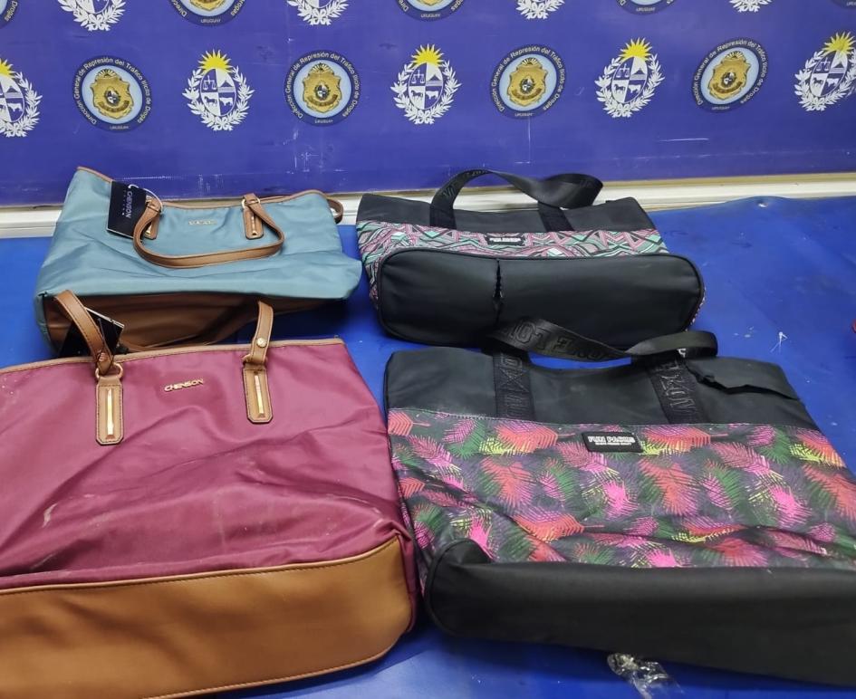 Incautan casi 3 kilos de cocaína camuflados en ropa y carteras enviados desde Uruguay a Asia Incautan casi 3 kilos de cocaína camuflados en ropa y carteras enviados desde Uruguay a Asia