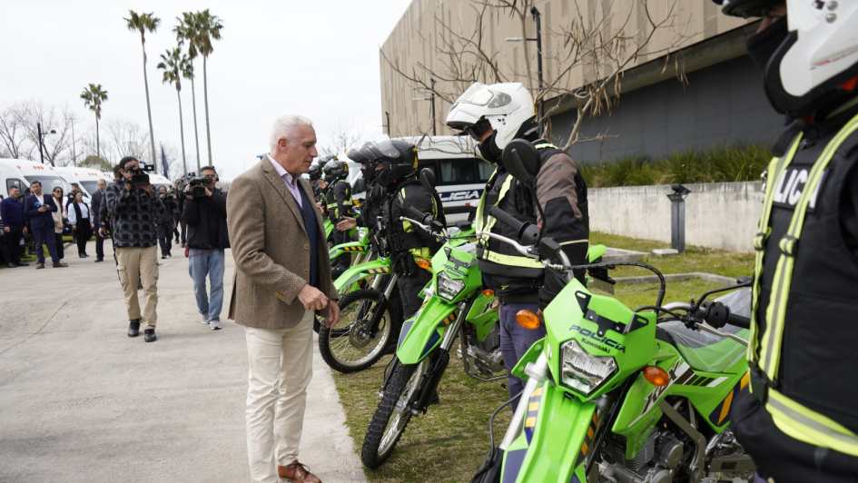 Ministro saludando a los efectivos