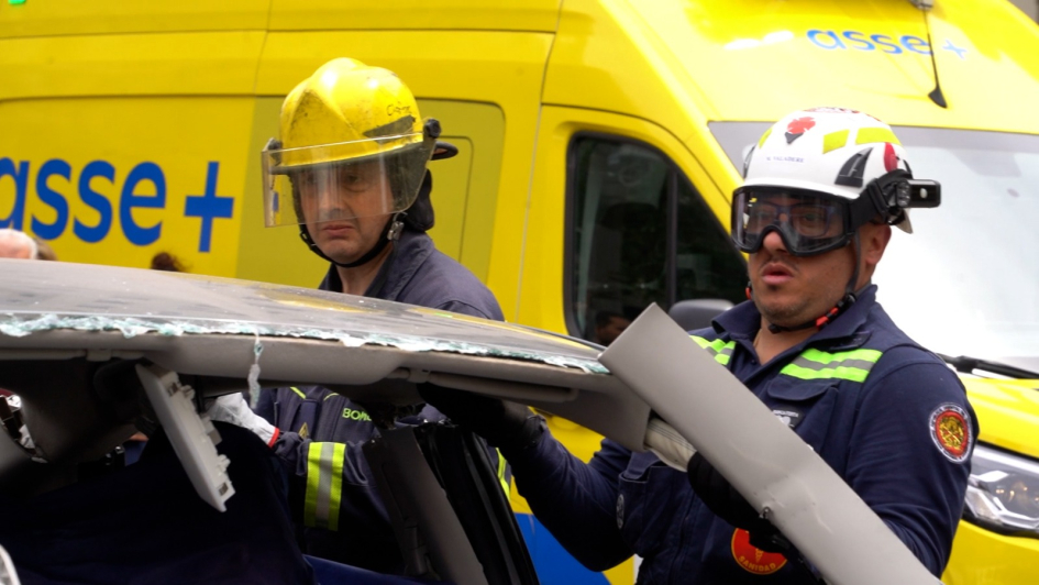 Bomberos participa de rescate de personas en siniestro de tránsito Bomberos participa de rescate de personas en siniestro de tránsito