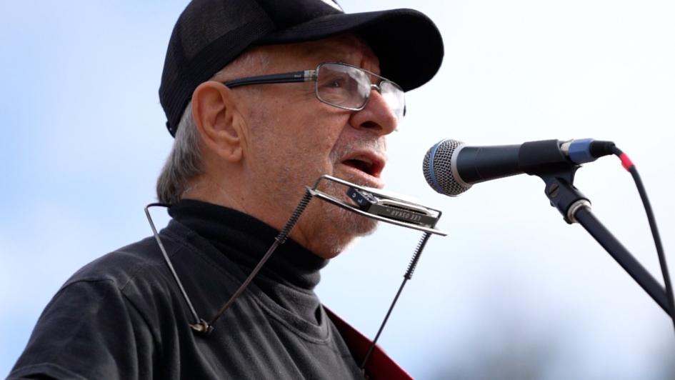 León Gieco lleva su música y mensaje de esperanza a mujeres privadas de libertad León Gieco lleva su música y mensaje de esperanza a mujeres privadas de libertad