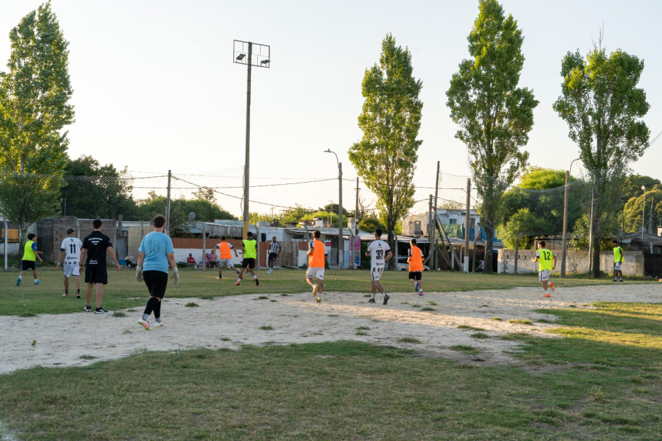 Jóvenes jugando al fútbol durante el lanzamiento del programa