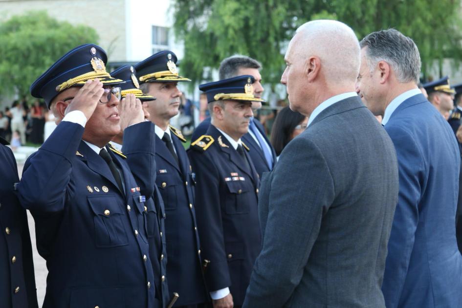 Ministro del Interior saludando a las nuevas autoridades