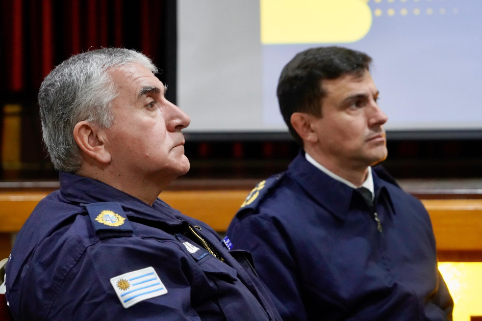 Ministro del Interior destacó la labor policial en un encuentro con comisarios Ministro del Interior destacó la labor policial en un encuentro con comisarios