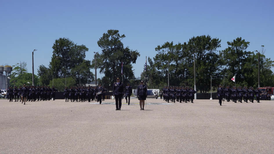 tanda de egresados formada en la Plaza de Armas 
