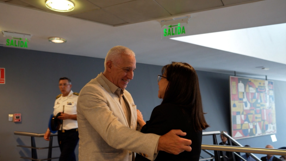 Ministro saludando a la Directora de Migración 