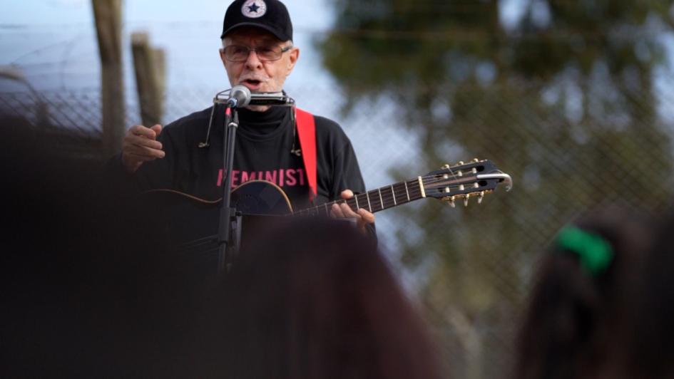 León Gieco lleva su música y mensaje de esperanza a mujeres privadas de libertad León Gieco lleva su música y mensaje de esperanza a mujeres privadas de libertad