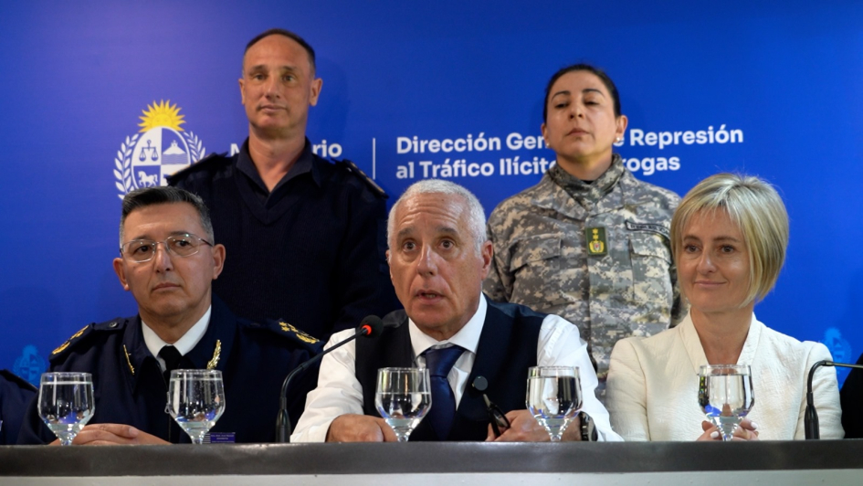 Incautan un cargamento de 2 toneladas de cocaína Incautan un cargamento de 2 toneladas de cocaína