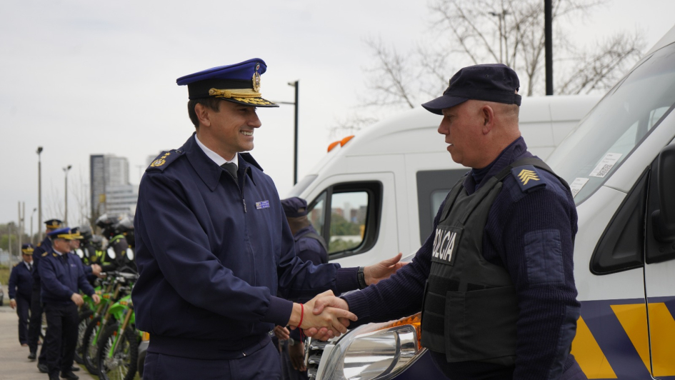 Jefe de Policía saludando a los efectivos