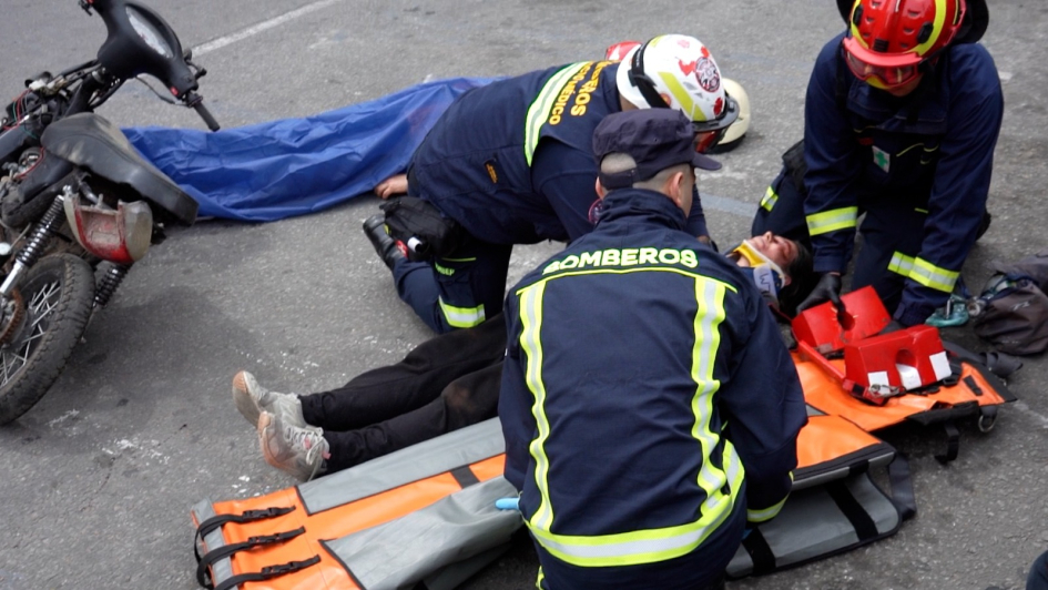 Bomberos participa de rescate de personas en siniestro de tránsito Bomberos participa de rescate de personas en siniestro de tránsito