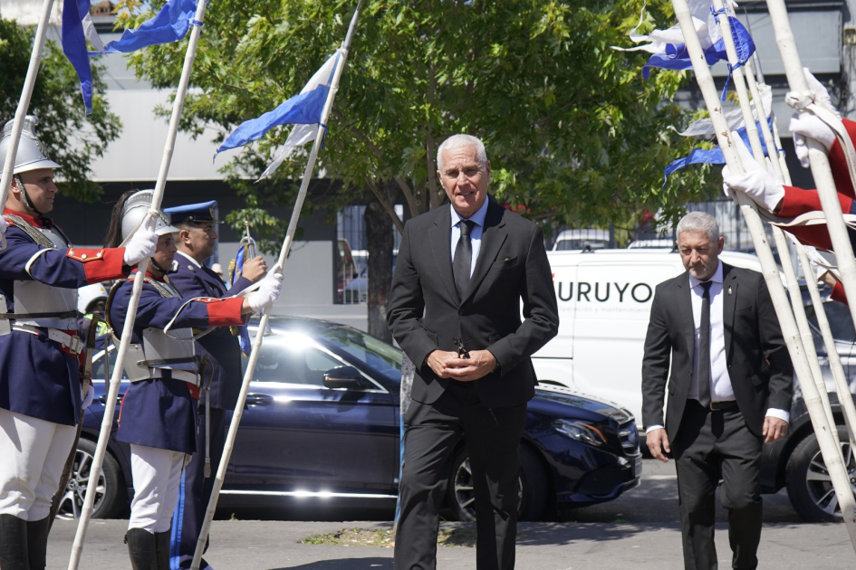 Ministro del Interior ingresando a la Plaza de la Policía Ministro del Interior ingresando a la Plaza de la Policía