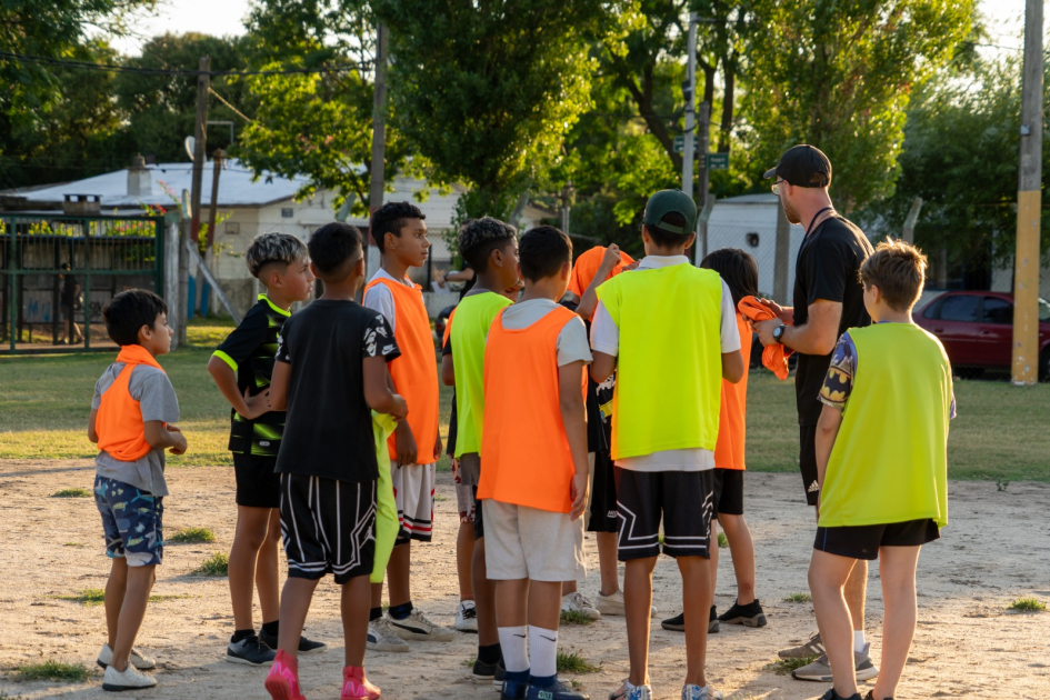 Jóvenes jugando al fútbol durante el lanzamiento del programa