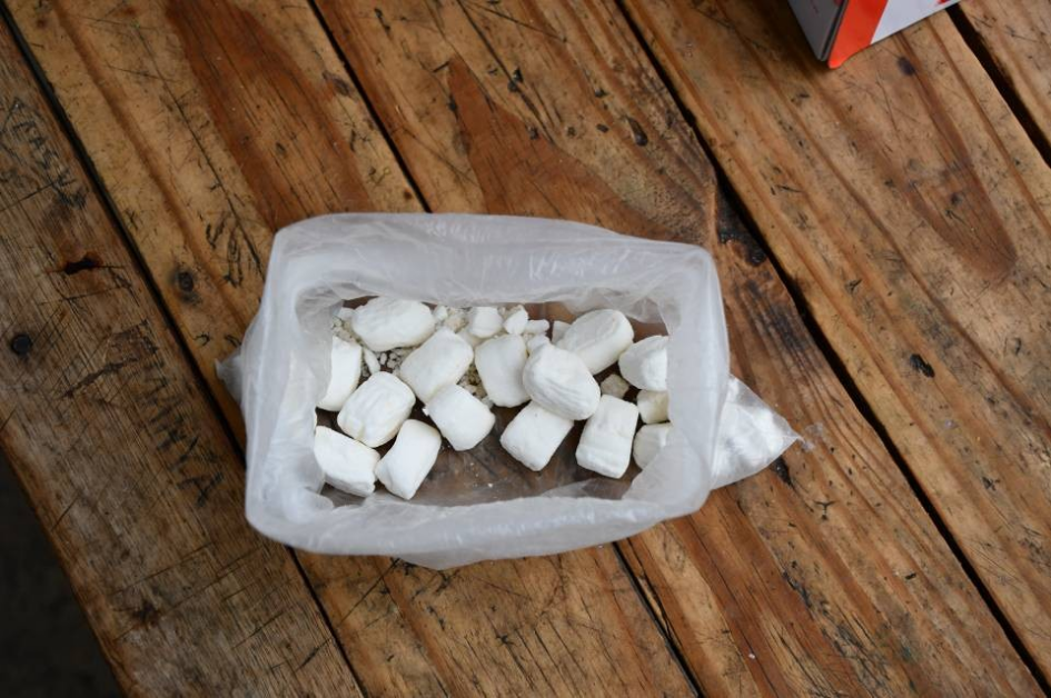 Bolsa con tizas de sustancia blanca