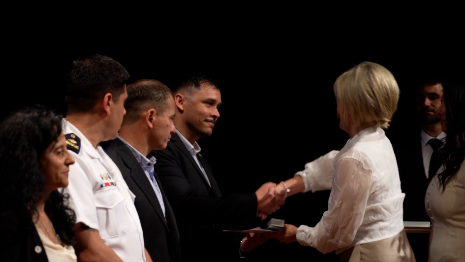 Subsecretaria entregando premios 