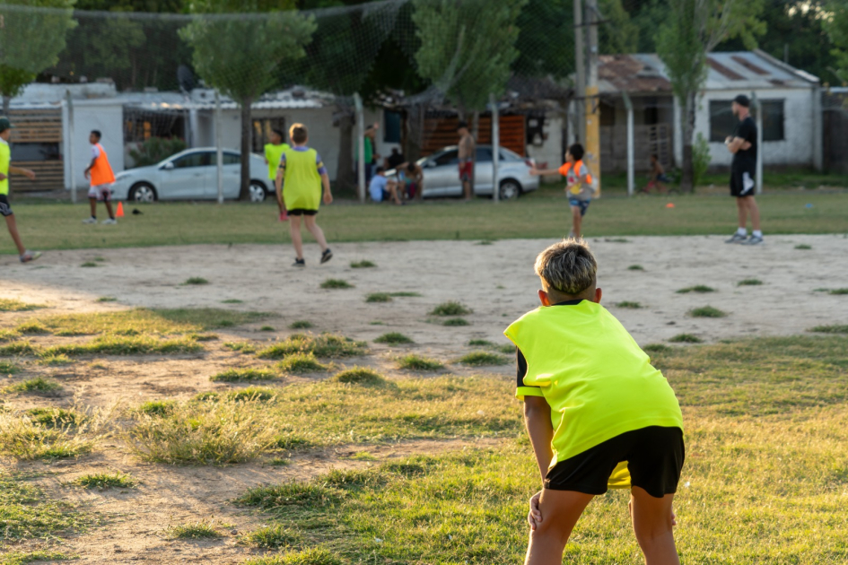 Jóvenes jugando al fútbol durante el lanzamiento del programa