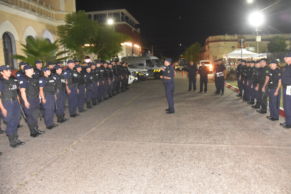 Policías formados frente a la Jefatura de Artigas