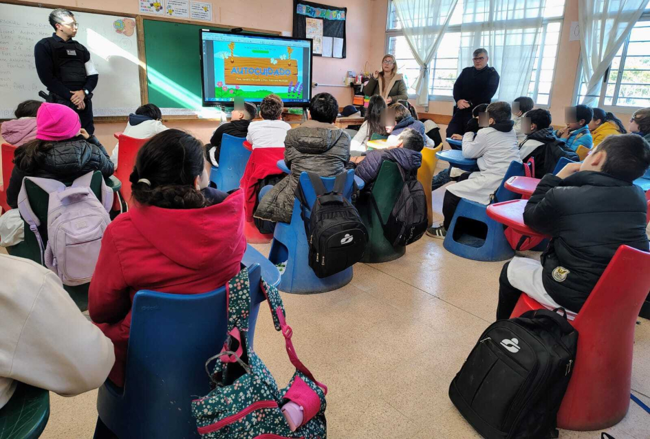 Charla alumnos Escuela N°108 Policia comunitaria