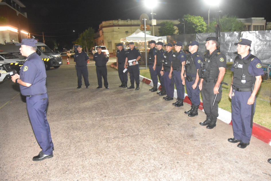 Policías formados frente a la Jefatura de Artigas