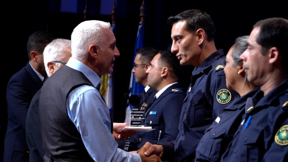 Ministro del Interior entrega reconocimientos Ministro del Interior entrega reconocimientos