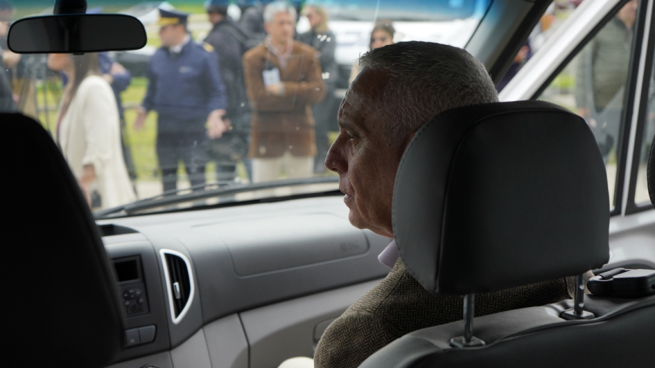 Ministro observando un móvil policial 
