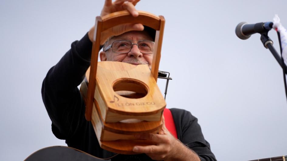 León gieco con la matera obsequiada y fabricada por las internas de la Unidad León gieco con la matera obsequiada y fabricada por las internas de la Unidad