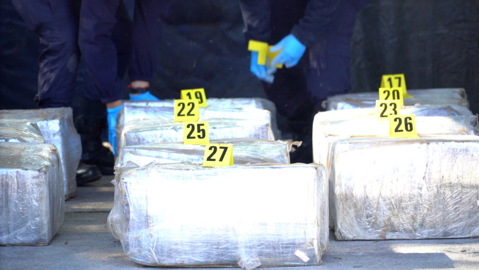 Incautan un cargamento de 2 toneladas de cocaína Incautan un cargamento de 2 toneladas de cocaína