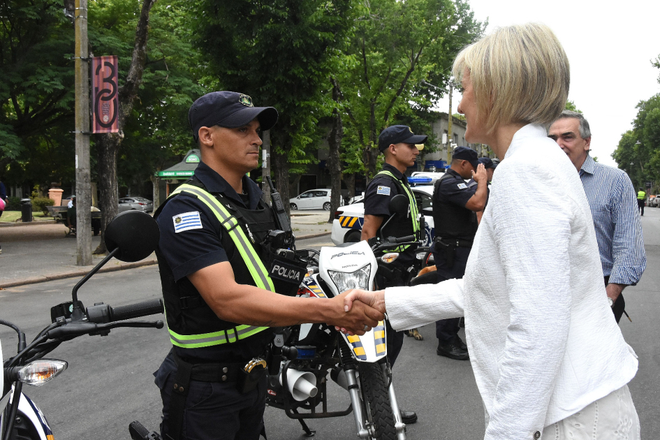 Subsecretaria saludando al personal formado Subsecretaria saludando al personal formado