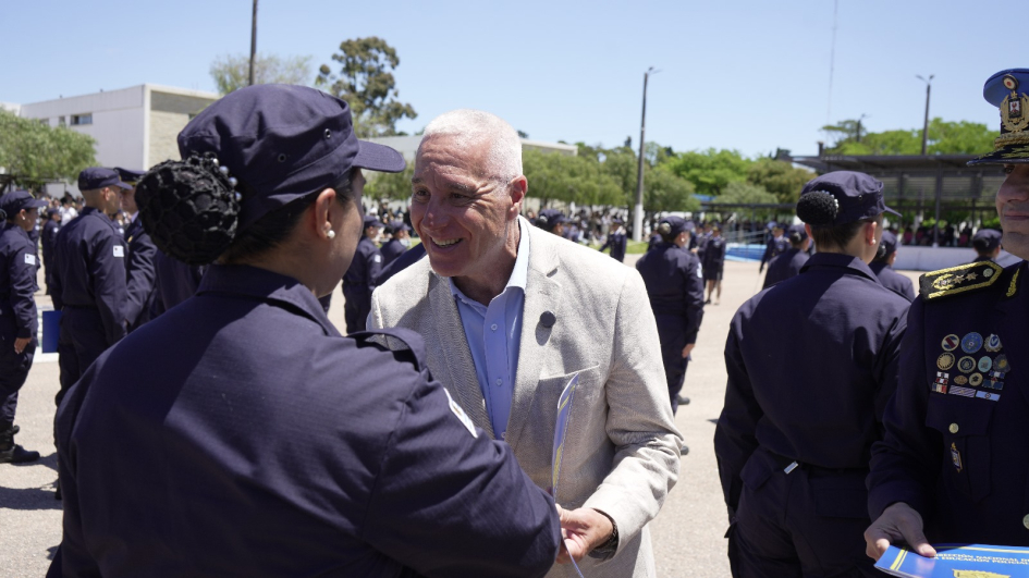 MInistro haciendo entrega de certificados 