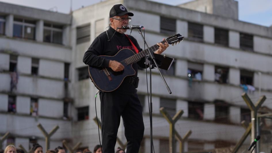 León Gieco lleva su música y mensaje de esperanza a mujeres privadas de libertad León Gieco lleva su música y mensaje de esperanza a mujeres privadas de libertad