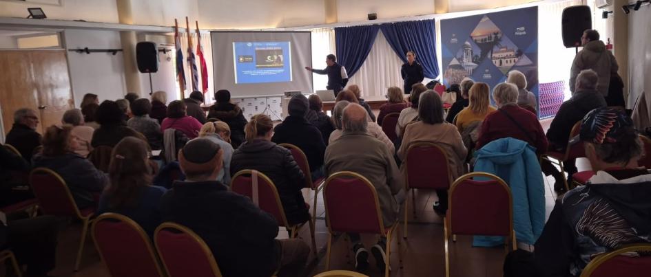 charla sobre estafas reunión de personas por charla sobre estafas
