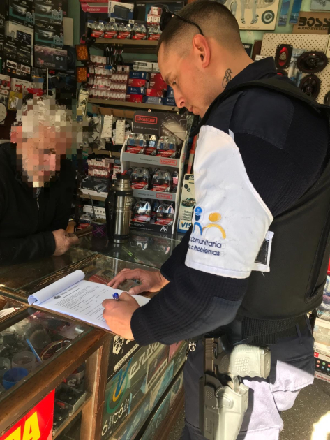 personal de PCOP visitando diferentes comercios.