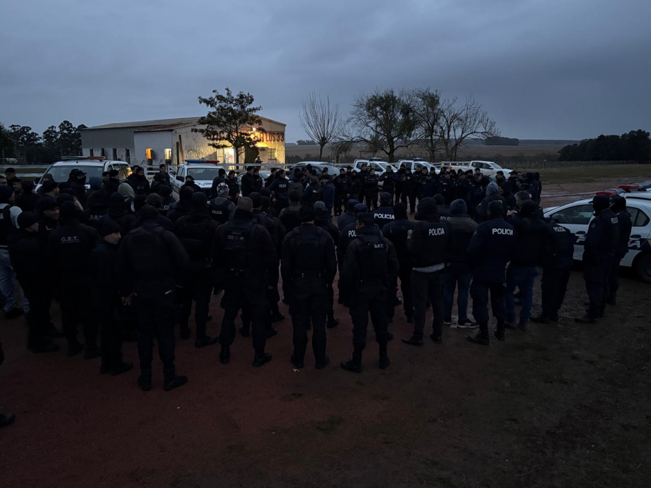 Imagen de personal policial reunido Imagen de personal policial reunido