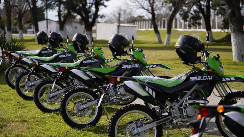 El Ministerio del Interior entrega 14 motos a la Guardia Republicana El Ministerio del Interior entrega 14 motos a la Guardia Republicana