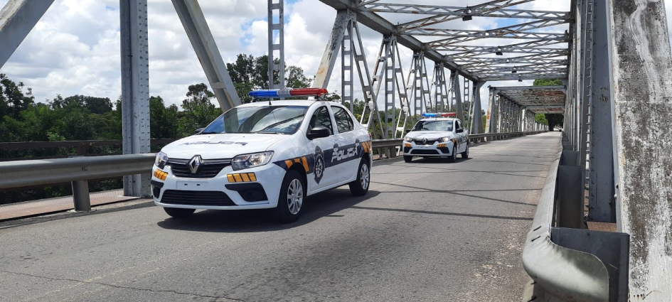 Móvil policial en puente de florida Móvil policial en puente de florida